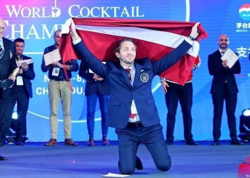Andris līksmo par uzvaru.