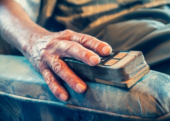 Japānā aizturēts pensionārs, kurš 24 tūkstošus reižu zvanījis uz sūdzību tālruni