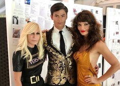 Modes nama "Versace" vadītāja Donatella Versače, lietuviešu izcelsmes modelis Simons Fams un 90. gadu supermodele Helēna Kristensena.