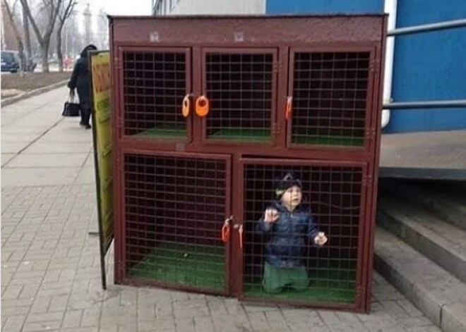 Родители года! В клетке-камере хранения перед супермаркетом заперли ребенка