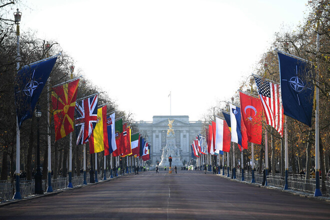 NATO dalībvalstu karogi Londonā.