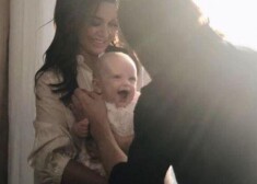 Mila ir jaunākais no trim smagi slimās aktrises bērniem. Šis kadrs tapis pērn.