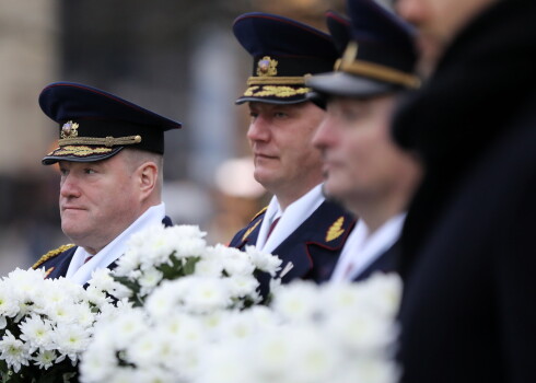 Valsts policijas priekšnieks Ints Ķuzis piedalās ziedu nolikšanas ceremonijā pie Brīvības pieminekļa, atzīmējot Valsts policijas 101.dzimšanas dienu.