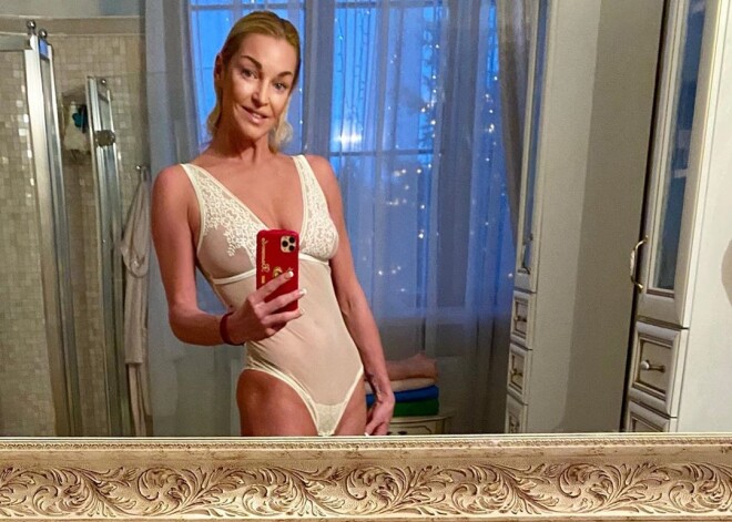 Подписчики похудевшей Анастасии Волочковой возмущены ее снимком в прозрачном кружевном боди