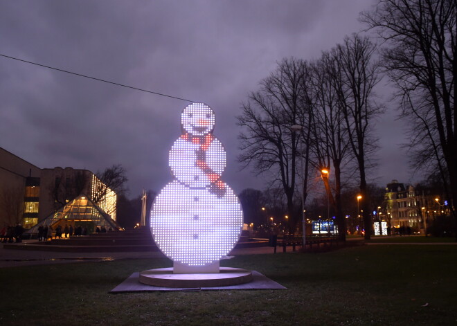 Vides objekts "Ledvīrs" festivālā "Ziemassvētku egļu ceļš" Kronvalda parkā.