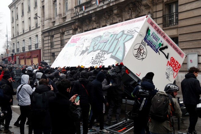 Tūkstošiem cilvēku visā valstī izgājuši ielās, un kopumā plānotas aptuveni 250 demonstrācijas.