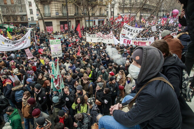 Tūkstošiem cilvēku visā valstī izgājuši ielās, un kopumā plānotas aptuveni 250 demonstrācijas.