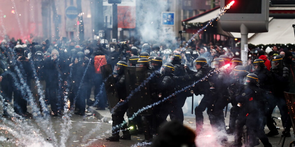 Parīzē policija pret protestētājiem pielieto asaru gāzi