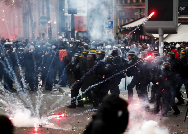 Parīzē policija pret protestētājiem pielieto asaru gāzi