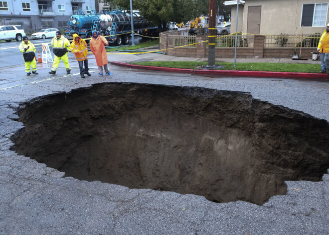 Sieviete, kura kopā ar auto iegāzusies milzu bedrē Losandželosā, kompensācijā saņems 4 miljonus