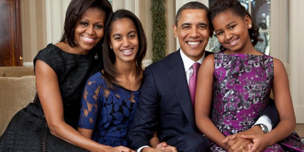 Nekādu limuzīnu vai helikopteru - Obamu pāris meitu uz koledžu ved kā parasti vecāki