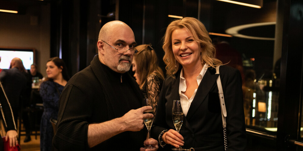 Filmas režisors Māris Martinsons saviesīgi čalo ar Agnesi Zeltiņu.