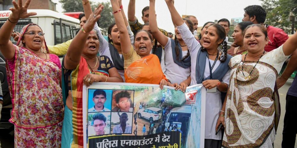 Indijā policisti pirms tiesas nošāvuši 4 izvarošanā un slepkavībā apsūdzētos, sajūsminot vietējos