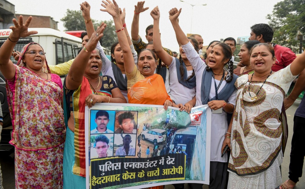 Indijā policisti pirms tiesas nošāvuši 4 izvarošanā un slepkavībā apsūdzētos, sajūsminot vietējos