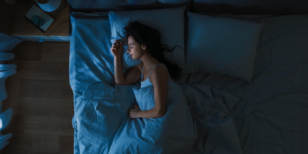 Kas patiesībā notiek ar mūsu smadzenēm, kad guļam?