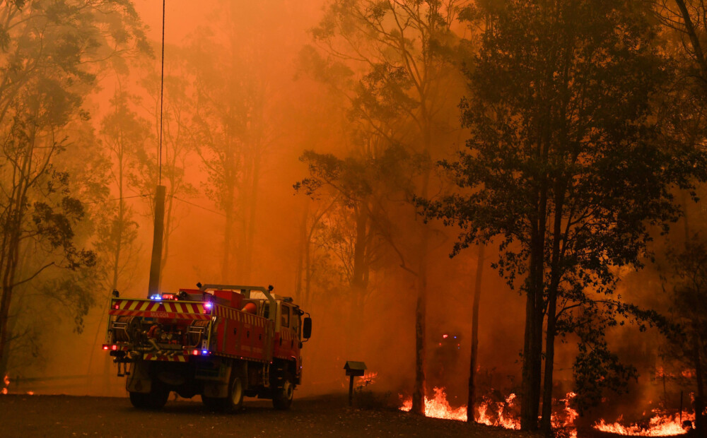 Savvaļas ugunsgrēki pie Sidnejas apvienojušies milzīgā ugunsgrēkā