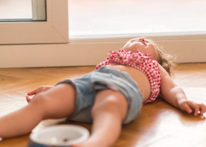 Девочка плакала и кричала почти сутки: медработник била свою 2-летнюю дочь головой об косяк за отказ ужинать