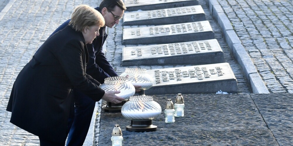 Merkele Aušvicas nāves nometnē pauž "dziļu kaunu" par tur notikušo