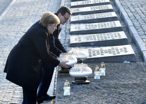 Šī bija pirmā Merkeles vizīte memoriālā kopš stāšanās amatā pirms 14 gadiem