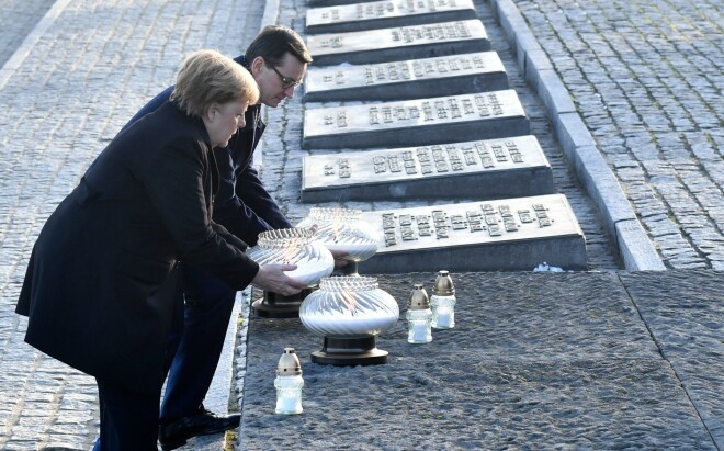 Šī bija pirmā Merkeles vizīte memoriālā kopš stāšanās amatā pirms 14 gadiem