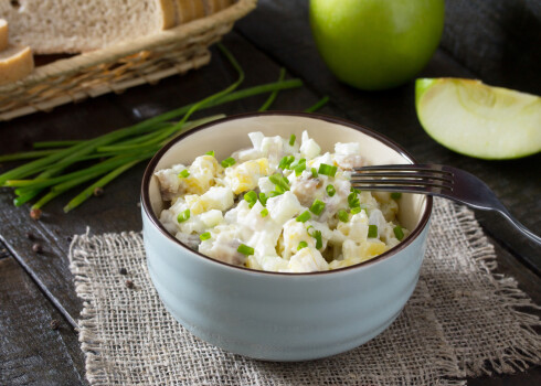Kartupeļu salāti ar siļķi, āboliem un gurķi