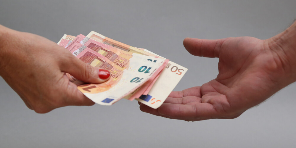 Tiesās viltus mīlnieku, kurš no sievietēm izkrāpis 150 000 eiro