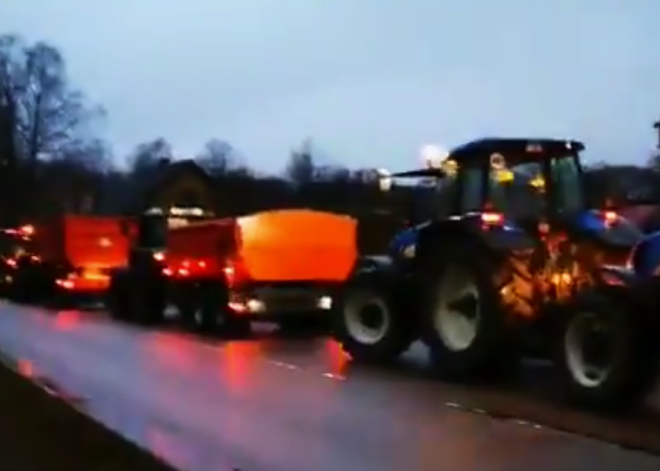 VIDEO: rūjienieši sagaida Pūci ar kilometriem garu lauksaimniecības tehnikas rindu