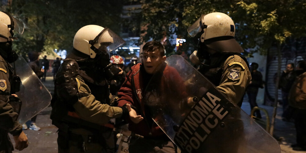 Tūkstošiem studentu Atēnās iziet ielās, lai pieminētu policistu nošauto 15 gadu veco Aleksandru