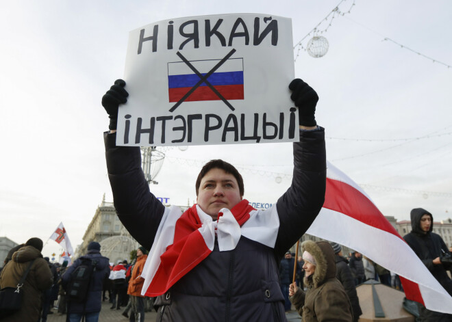 "Baltkrieviju Eiropā!" - cilvēki maršē pa Minskas ielām, protestējot pret integrāciju ar Krieviju