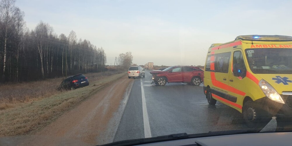 Trīs automašīnu sadursmē uz Rīgas apvedceļa cietuši vairāki cilvēki