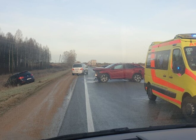 Trīs automašīnu sadursmē uz Rīgas apvedceļa cietuši vairāki cilvēki