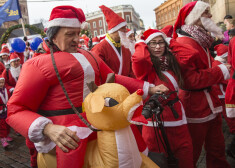 12. reizi notiek tradicionālais Ziemassvētku vecīšu labdarības skrējiens ''Santa Fun Run'' Doma laukumā.
