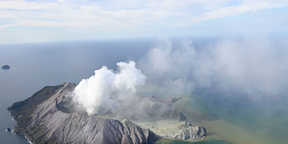 Vulkāna izvirdumā Jaunzēlandes Vaita salā gājuši bojā pieci cilvēki
