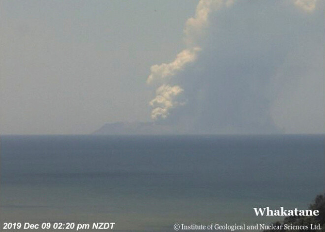 Uz salu nosūtīti helikopteri un laivas ar glābējiem.