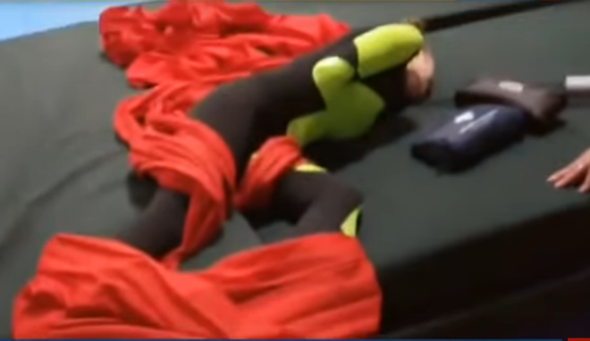 Krievijas gaisa akrobāte Jevgeņija Asonova starptautisku sacensību laikā lauza mugurkaula skriemeļus un tagad daļēji paralizēta atrodas Maskavas rehabilitācijas klīnikā.