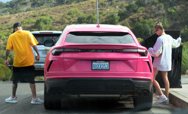 “Lamborghini Urus”.