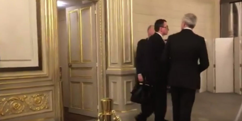 VIDEO: Putins apmeklē tualeti 6 cilvēku pavadībā