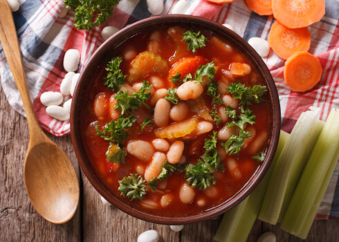 Dažādu pupiņu zupa ar šķiņķi