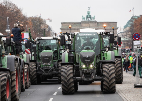 Vācu zemnieki sabrauca ar traktoriem Berlīnē pie Brandenburgas vārtiem.