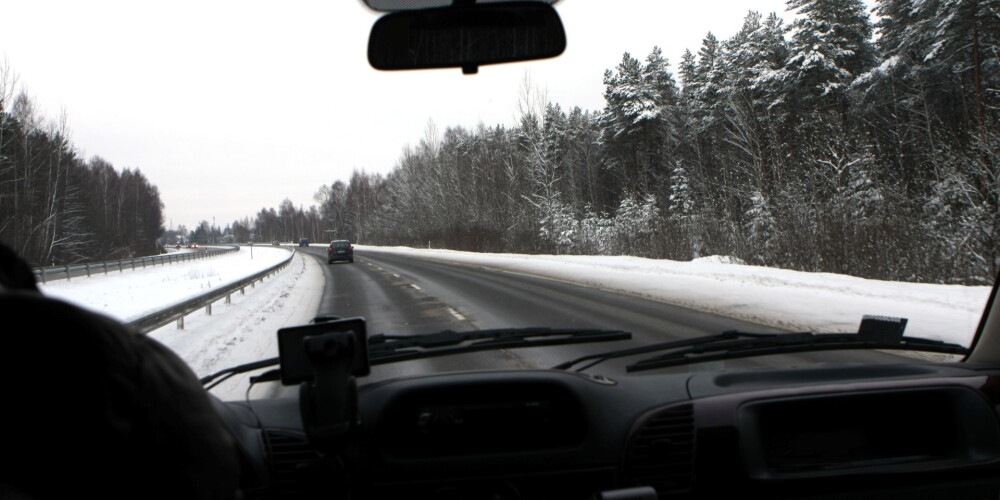Uzmanību šoferiem: uz ceļiem veidojas melnais ledus
