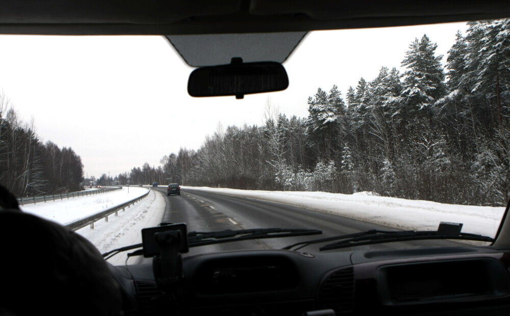 Uzmanību šoferiem: uz ceļiem veidojas melnais ledus