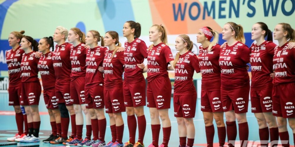 Latvijas florbolistes gūst vārtus pret Zviedriju un pasaules čempionāta grupu turnīru noslēdz ar zaudējumu