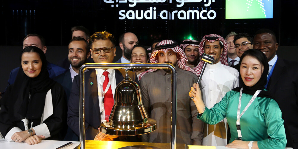 "Saudi Aramco" kļūst par pasaulē lielāko biržā kotēto uzņēmumu