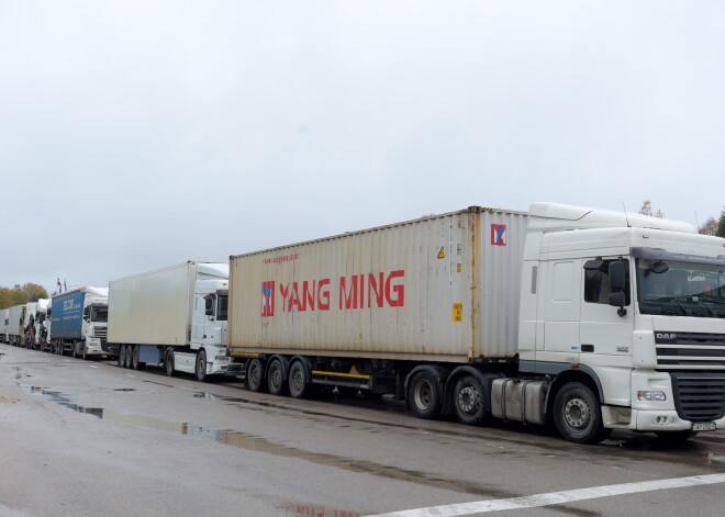 Uz robežas ar Krieviju būtiski palielinājusies kravas auto rinda