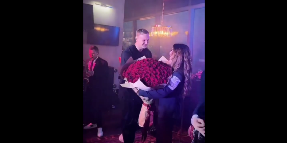 Янис Тимма поддержал Анну Седокову на презентации альбома и поцеловал прямо на сцене