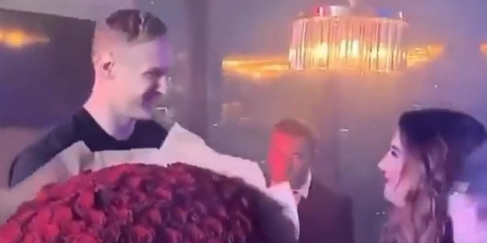 Jānis Timma savu mīļoto Sedokovu albuma atklāšanā sveic ar milzīgu rožu klēpi