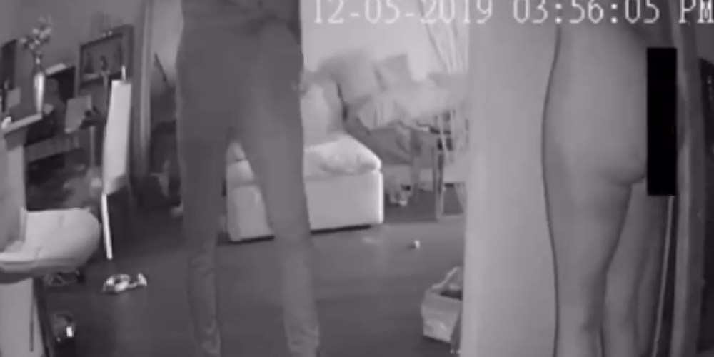VIDEO: kaila "Instagram" modele no sava dzīvokļa aizbiedē bruņotu laupītāju