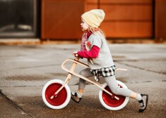 Prestižais "Vogue" Latvijā radītos bērnu ritenīšus "Brum Brum" nosauc kā lielisku dāvanu Ziemassvētkos