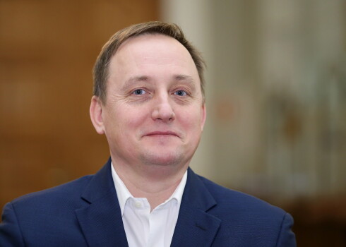Par Mārtiņa Kazāka ievēlēšanu amatā nobalsoja 76 deputāti.