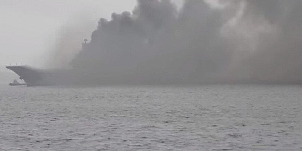 VIDEO: uz vienīgā Krievijas aviācijas bāzes kuģa izcēlies pamatīgs ugunsgrēks